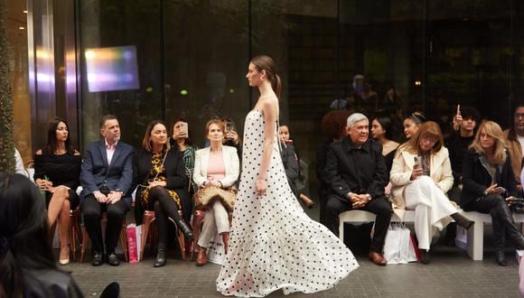 La colección de Amaro Casanova destacó con vestidos fluidos, pantalones de boca ancha y piezas de colores fucsia y rojo, todo guiado por la tendencia de lunares. (Foto: Kikesanchez_photography).