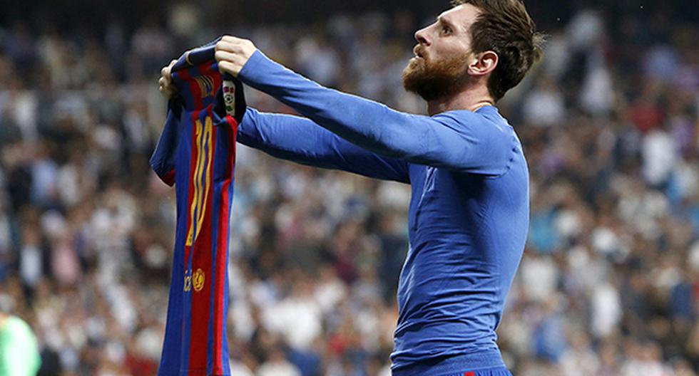 Lionel Messi protagonizó la postal del Clásico tras quitarse la camiseta y lucirla ante los hinchas del Real Madrid que lo insultaban ¿Por qué lo hizo? (Foto: Getty Images)