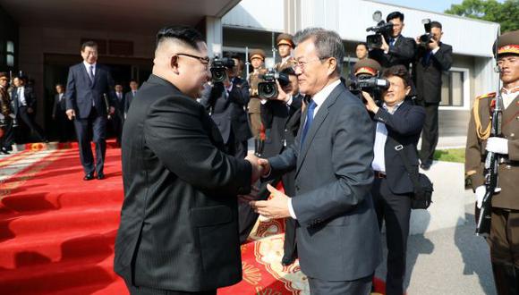 En abril pasado, Kim Jong- un y Moon Jae-in, gobernantes de Corea del Norte y Corea del Sur, respectivamente, se comprometieron a poner fin a la guerra y desnuclearizar Corea. (Fuente: AFP)