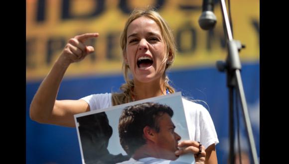 "Venezuela vive una dictadura", afirma esposa de Leopoldo López