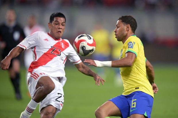 Joao Grimaldo debutó con Perú ante Brasil | (Photo by ERNESTO BENAVIDES / AFP)