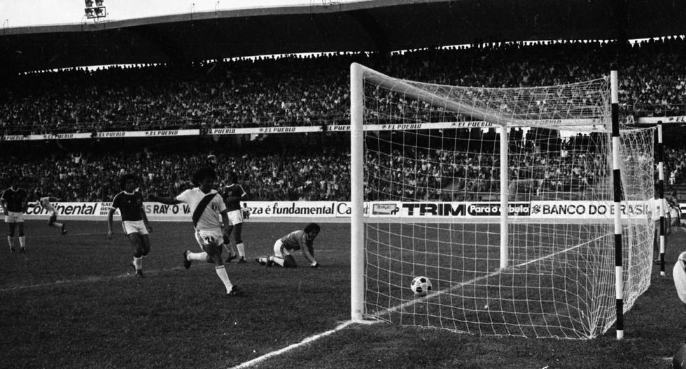 Con remate de larga distancia Cubillas acaba de batir la valla boliviana. Fue el segundo gol de los peruanos. (Foto: GEC Archivo Histórico)