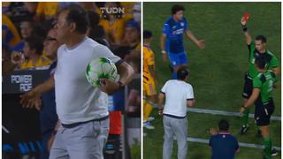 Expulsión de Juan Reynoso por retener la pelota en el Cruz Azul vs. Tigres | VIDEO