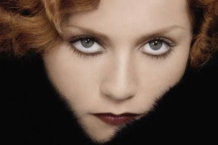 La actriz a los 24 años, en el filme “Violette Nozière” ( 1978 ) de Claude Chabrol. El rol le valió el Premio a Mejor Actriz del Festival de Cannes.