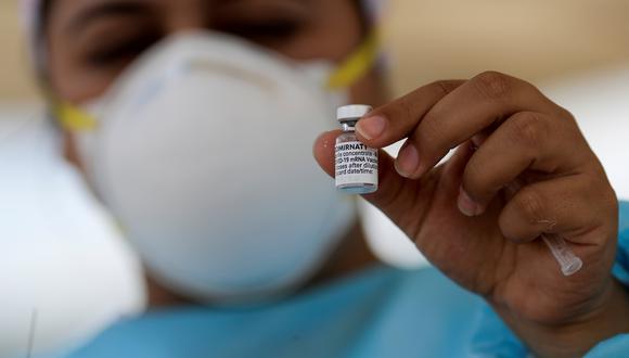 Una trabajadora de la salud muestra una vacuna de Pfizer durante una nueva jornada de vacunación contra el covid-19 hoy en Tegucigalpa (Honduras). (Foto: EFE)