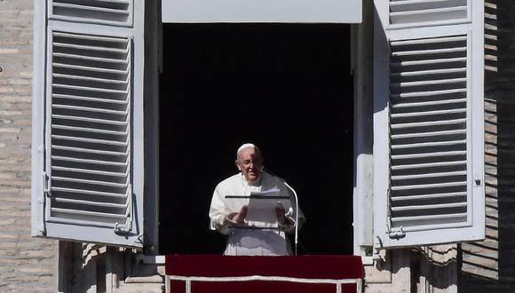 El Papa Francisco se dirige a la multitud desde la ventana del Palacio Apostólico durante la oración semanal del Ángelus en el Vaticano el 30 de octubre de 2022. (Foto de Filippo MONTEFORTE / AFP)