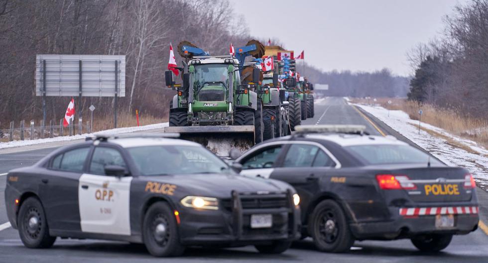Los agricultores bloquean la autopista 402 para protestar contra los mandatos de vacunas cerca de Sarnia, Ontario, Canadá, el 10 de febrero de 2022. (GEOFF ROBINS / AFP).