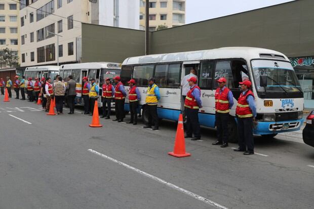 Los inspectores de tránsito de la Municipalidad de Miraflores y de la Autoridad de Transporte Urbano para Lima y Callao (ATU) intervinieron cinco coasters que realizaban el servicio informal de transporte de pasajeros