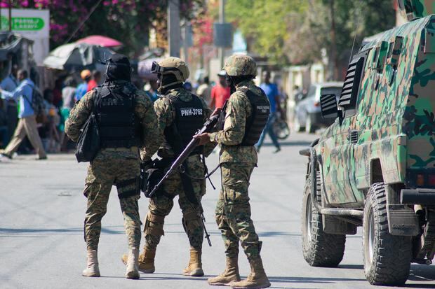 Agentes de policía haitianos se despliegan en Puerto Príncipe, Haití, el 9 de marzo de 2024. (Foto de Clarens SIFFROY / AFP)
