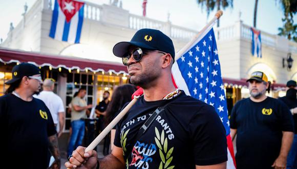 Henry "Enrique" Tarrio, líder de The Proud Boys, asiste a una manifestación de los cubanos que protestan contra su gobierno, en Miami, Florida, el 16 de julio de 2021. (Eva Marie UZCATEGUI / AFP).