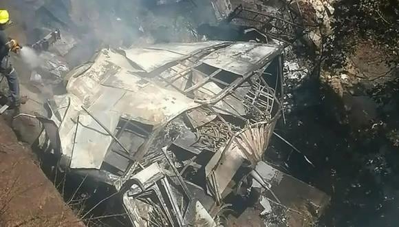 Un autobús que cayó a un abismo cerca de Limpopo, Sudáfrica, donde murieron cerca de 45 personas. (Foto de CNN)