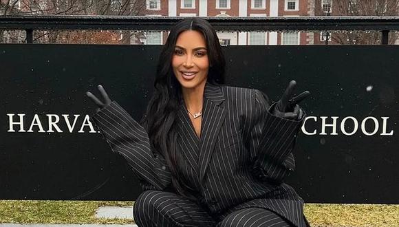 Kim Kardashian lució un traje negro oversized de dos piezas con rayas blancas para su visita a Harvard. (Foto: @kimkardashian / Instagram)