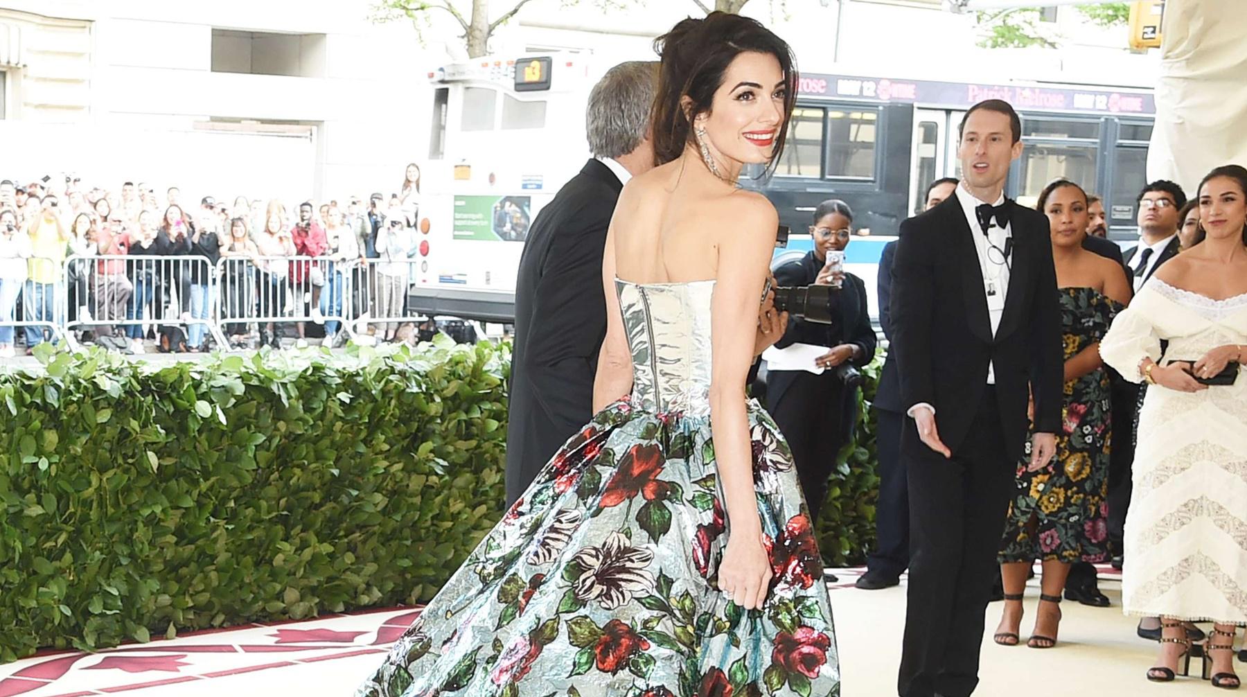 Amal Clooney, abogada internaciona, junto a su esposo, el actor George Clooney. (Foto: Agencias)