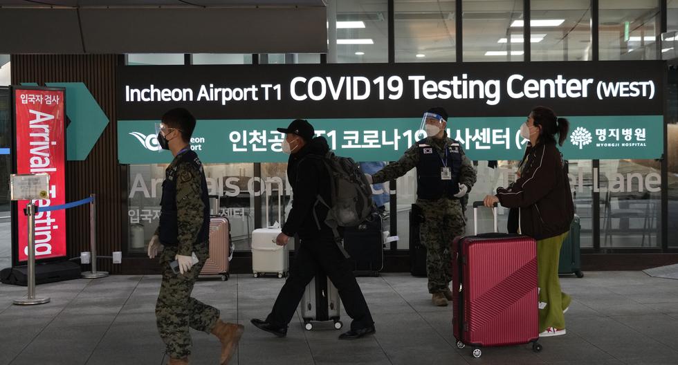 Los pasajeros que llegan de China pasan por un centro de pruebas de COVID-19 en el Aeropuerto Internacional de Incheon en Incheon, Corea del Sur, el martes 10 de enero de 2023. (Foto AP/Ahn Young-joon)