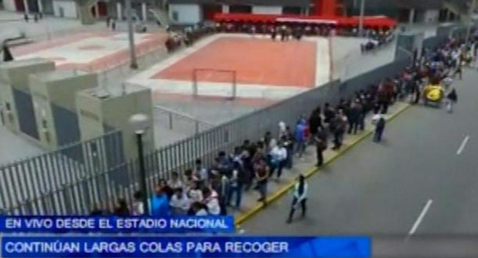 Hinchas hacen largas colas para recoger entradas para el Perú vs Nueva Zelanda | Foto: Captura