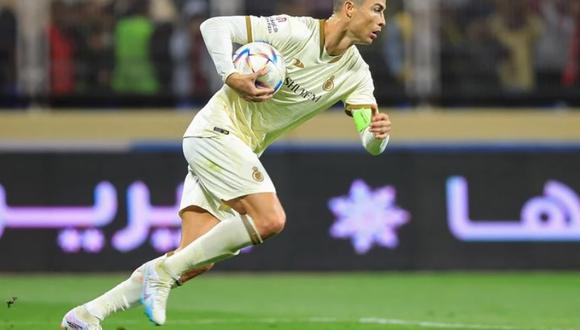 Cristiano Ronaldo registra un gol con Al Nassr.