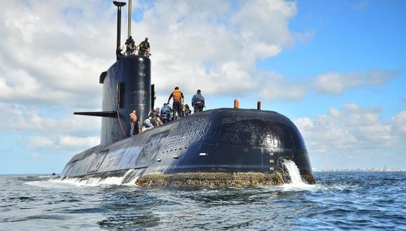 El teniente no identificado por la Armada Argentina dejó el submarino ARA San Juan en Ushuaia porque debía viajar en avión urgente a Buenos Aires y luego al Perú. (Foto: AP)