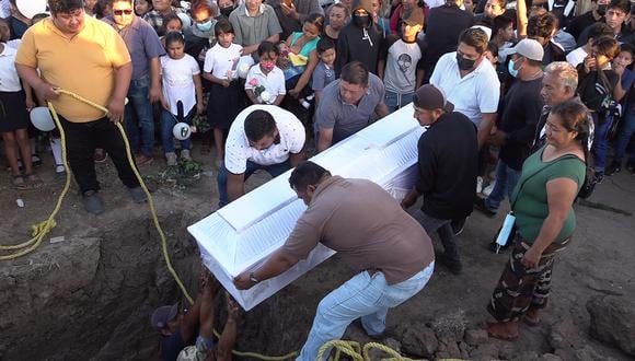Familiares y compañeros de escuela participan en el sepulcro de Perla, de 9 años, y Wilbert Daniel, de 6 años, los dos niños mexicanos que aparecieron asesinados en la carretera de El Espinal el 18 de febrero de 2023, hoy, en el municipio de Juchitán, Oaxaca (México). (Foto:  EFE/ Jesús Méndez)