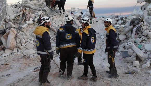 Rescatistas del grupo Cascos Blancos, la Defensa Civil Siria que opera en la zona, junto a un edificio derrumbado, tras un terremoto en Idlib, Siria, el 08 de febrero de 2023. (Foto: EFE/EPA/YAHYA NEMAH)