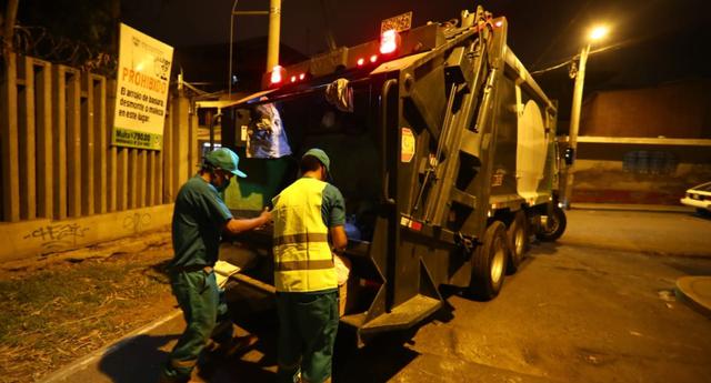 Esta noche se inició el recojo de basura en el distrito de Surco tras dos días de abandono. (Foto: Giancarlo Ávila)