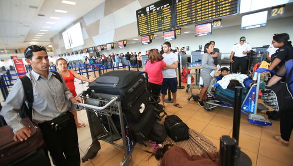 Un numeroso grupo de pasajeros protestó en los pasillos del Aeropuerto Internacional Jorge Chávez por cancelación y reprogramación de sus vuelos desde hace tres días. (Foto: Dante Piaggio / El Comercio)