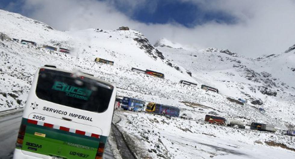 El tránsito vehicular en la carretera Arequipa-Juliaca es restringido debido a la nevada que cayó esta madrugada. (Foto: Andina)