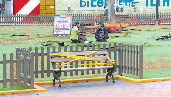 En la plaza Túpac Amaru, en Magdalena, se retiraron los juegos y se colocaron cintas sobre las bancas. (Foto: Manuel Melgar / GEC)