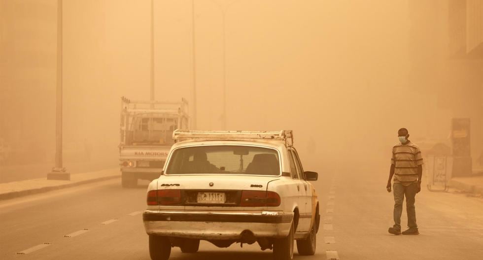 Los vehículos circulan por una calle durante una tormenta de arena en Bagdad, Irak, el 5 de mayo de 2022. (EFE/EPA/AHMED JALIL).