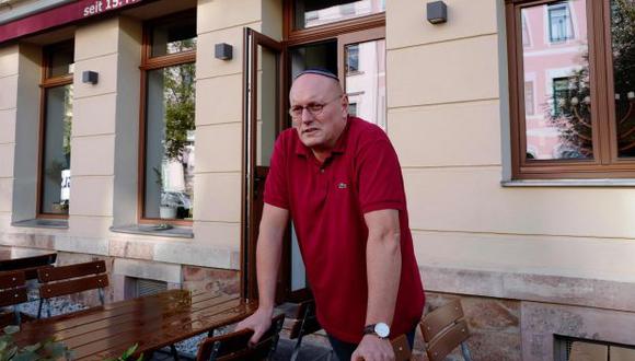 Uwe Dziuballa, propietario del restaurante judío "Schalom" en Chemnitz, en el este de Alemania, describe cómo un grupo de enmascarados atacó su restaurante el 27 de agosto de 2018. (Foto: AFP)
