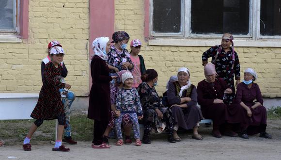 Refugiados de Kirguistán huyen de la zona de conflicto, que se ubica en el límite con Tayikistán. (AP).