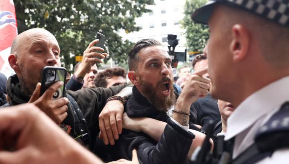 Miembros del grupo Official Voice se pelean con agentes de policía durante una protesta en Canary Wharf en Londres, Gran Bretaña. (Foto: REUTERS / Tom Nicholson).