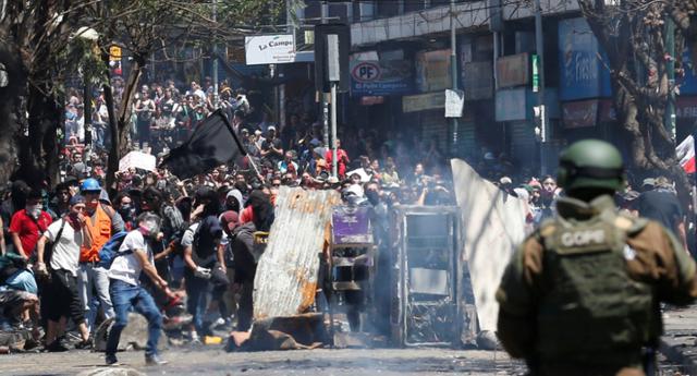 Las protestas de Chile registran 15 muertos. Esta cifra fue confirmada por el viceministro del Interior de Chile, Rodrigo Ubilla, quien explicó que las muertes están asociadas “a quemas y saqueos, principalmente en el comercio”.  Foto: Reuters