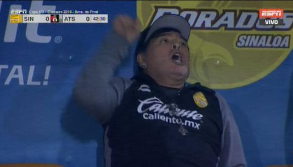 Diego Maradona enloqueció luego de una clara opción de gol desperdiciada por Dorados de Sinaloa | VIDEO. (Foto: Captura de pantalla)