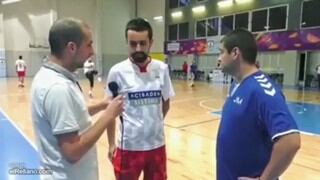 El tremendo pelotazo que recibió un reportero que entrevistaba a jugadores de futsal