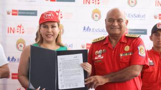 EsSalud y Bomberos suscribieron convenio que beneficiará a 18 mil hombres de rojo | FOTOS