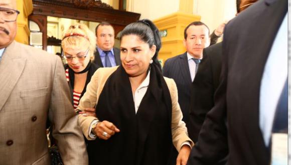 Micheline Vargas, ex ama de llaves de la familia Humala-Heredia, a su llegada al Parlamento. Se negó a declarar. (Foto: Congreso de la República)
