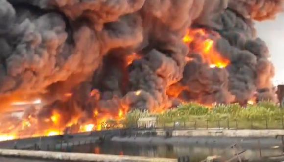 Venezuela: Impacto de un rayo provoca enorme incendio en Refinería Puerto La Cruz. (Captura de video).