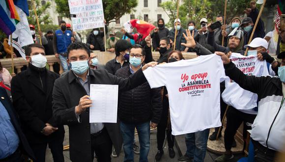 Señala que en caso gane el Sí, se deberá convocar a elecciones para elegir a la Asamblea Constituyente cuando se desarrollen los comicios regionales y municipales del 2022. (Foto: El Comercio)