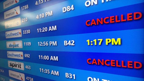 Casi la mitad de los vuelos cancelados hoy, unos 41, pertenecen a la aerolínea de bajo coste Southwest, protagonista de una avalancha de cancelaciones en vísperas de Año Nuevo.