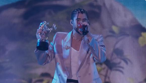 Bad Bunny ganó en la categoría Mejor artista del año y recibe el premio a mitad de su concierto en el estadio de los Yankees. (Foto: Captura MTV).