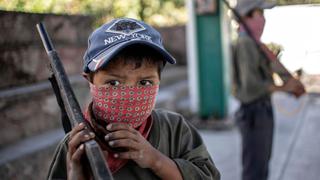 México: Niños aprenden a usar armas largas para defenderse de narcotraficantes | FOTOS