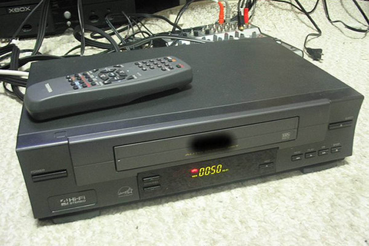 Anuncian el fin de la fabricación del último reproductor de VHS del mundo -  La Tercera