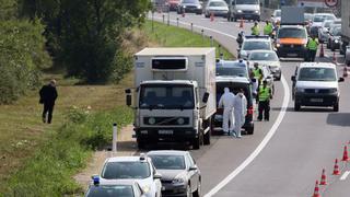 Austria: Rescatan a tres niños graves de camión de inmigrantes
