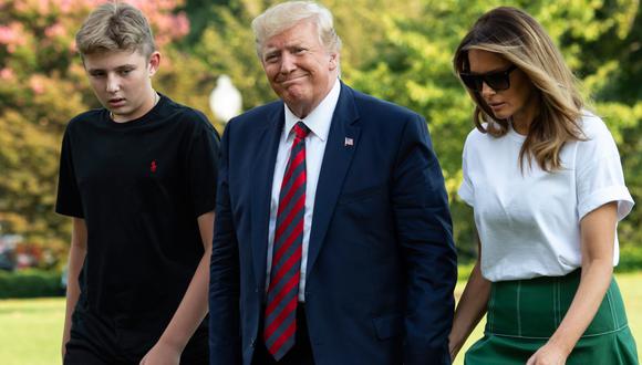 Donald Trump, su esposa Melania y su hijo Barron. (AFP).