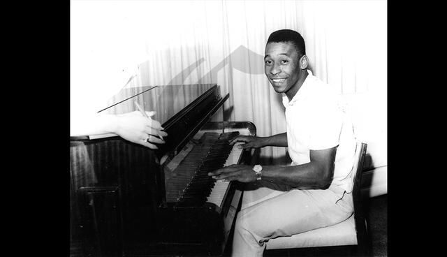 Un joven Pelé posa tocando el piano en el hotel Savoy, en el verano de 1964. Jugaba con el mejor Santos, campeón mundial de clubes. (Foto: Archivo Histórico El Comercio)