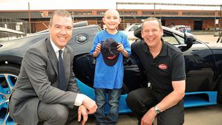 Niño con leucemia cumple sueño de subirse a un Bugatti Veyron