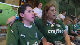 Mujer que narra partido a su hijo invidente nominada en 'The Best FIFA'