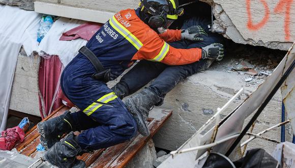 Miembros del equipo de rescate portugués intentan recuperar el cuerpo de una mujer de un edificio que se derrumbó durante el terremoto en Antakya, capital de la provincia de Hatay, Turquía, el 14 de febrero de 2023.
