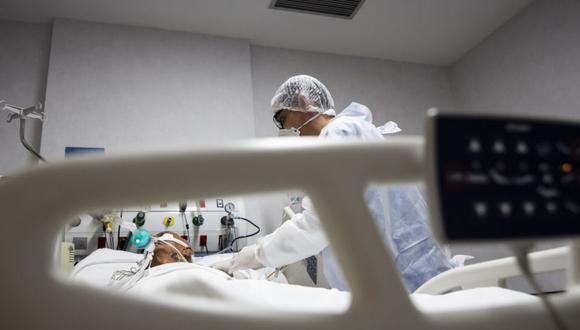 Un trabajador médico trata a un paciente con COVID-19 en la unidad de cuidados intensivos del hospital Dr. Ernesto Che Guevara en Marica, Brasil. (Foto: AP/Bruna Prado)