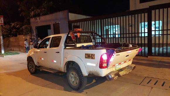 Los cadáveres fueron llevados a una sede de la fiscalía en Pichari. Las camionetas con las que se trasladaron los cadáveres pertenecían a la Municipalidad de San Miguel, una funeraria y un particular. (Foto: Jorge Quispe)